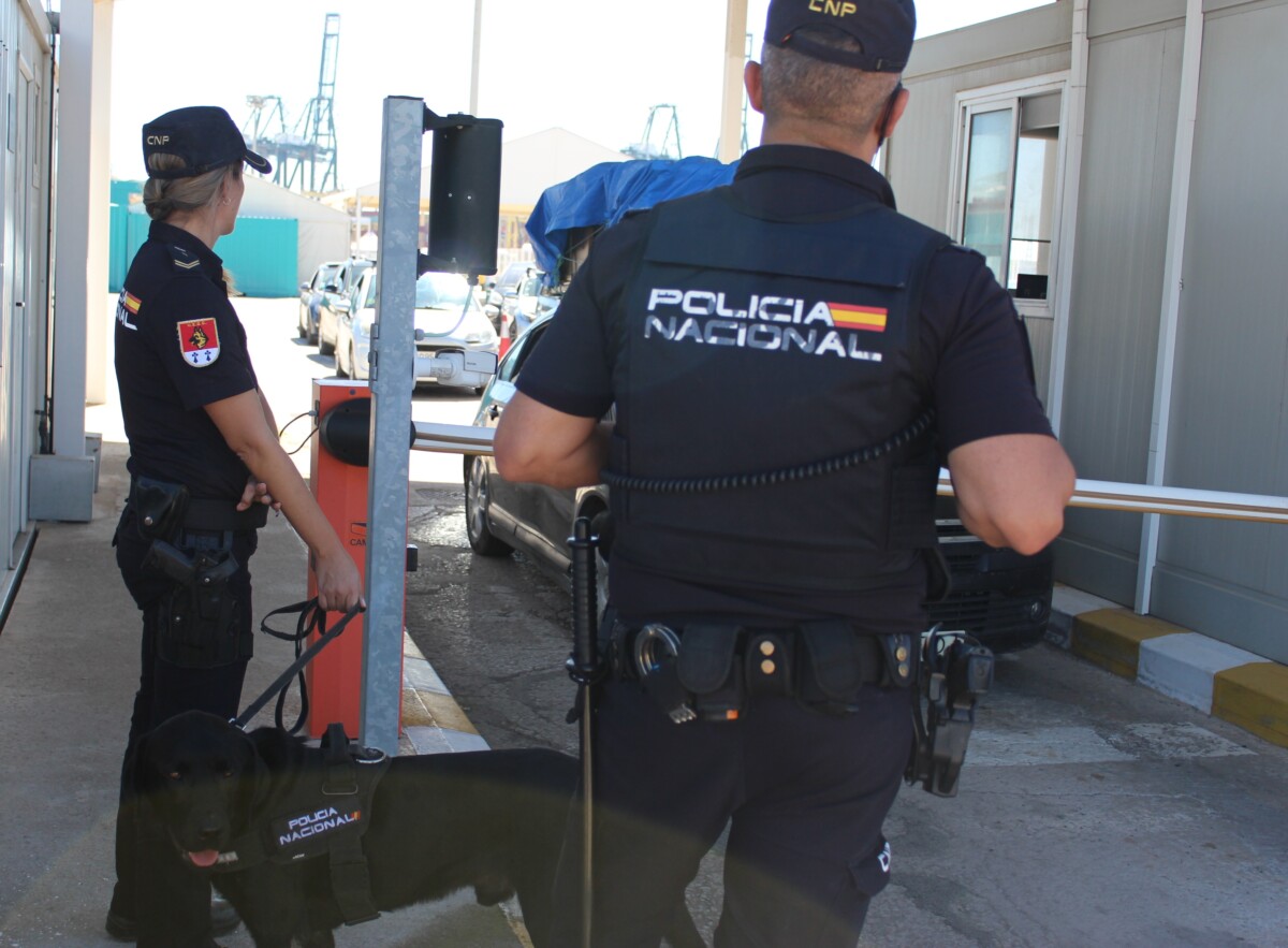 Agentes de la Policía Nacional en el Puerto de Valencia